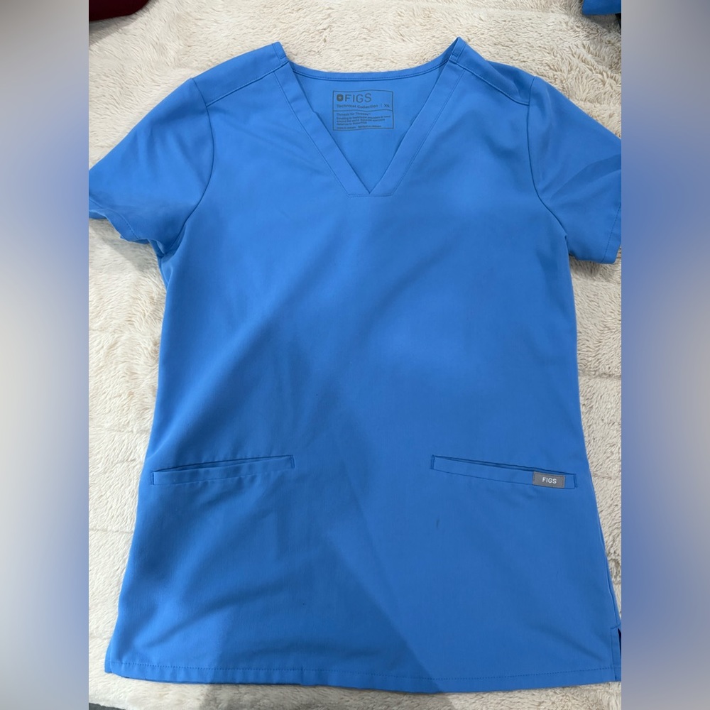 Figs XS Ceil blue casma 3 pocket scrub top